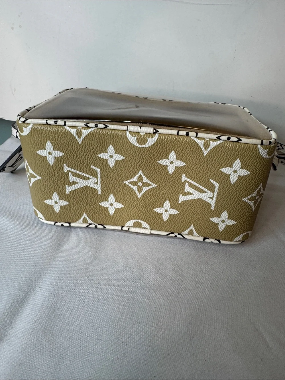 Louis Vuitton Olive Green and White Clear Crossbody Beach Pouch with Monogram - Picture 5 of 10